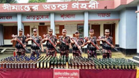পৃথক অভিযানে সীমান্তে ৫ লাখ টাকার ভারতীয় মদ জব্দ