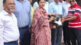 হোসেনপুর পৌরসভার বিভিন্ন উন্নয়ন প্রকল্প পরিদর্শনে সচিব