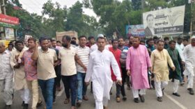 নান্দাইলে আওয়ামীলীগের নৈরাজ্য ও সন্ত্রাসের প্রতিবাদে বিক্ষোভ মিছিল 