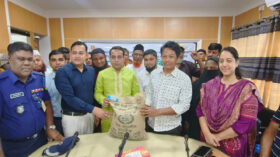 হালুয়াঘাটে কৃষকদের মাঝে বিনামূল্যে বীজ ও সার বিতরণ