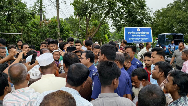 এক সপ্তাহ বিদ্যুৎ সরবরাহ বন্ধ থাকায় অফিসে হামলা ভাঙচুর