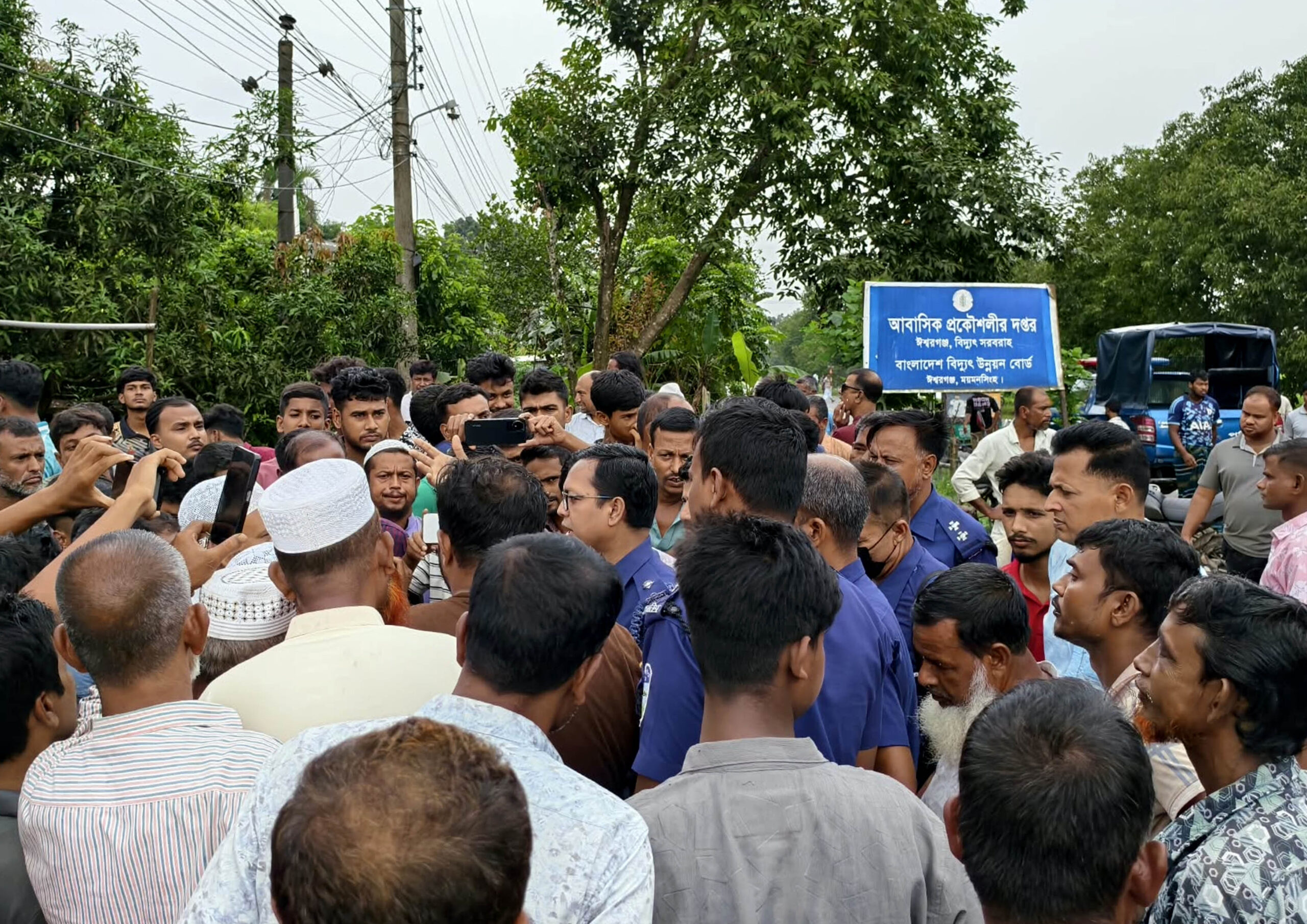 এক সপ্তাহ বিদ্যুৎ সরবরাহ বন্ধ থাকায় অফিসে হামলা ভাঙচুর