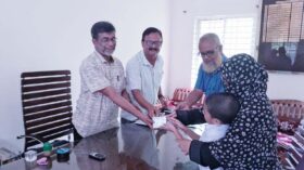 ঈশ্বরগঞ্জে শ্রবণ উপকরণ বিতরণ