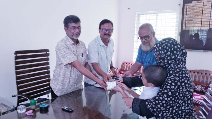ঈশ্বরগঞ্জে শ্রবণ উপকরণ বিতরণ