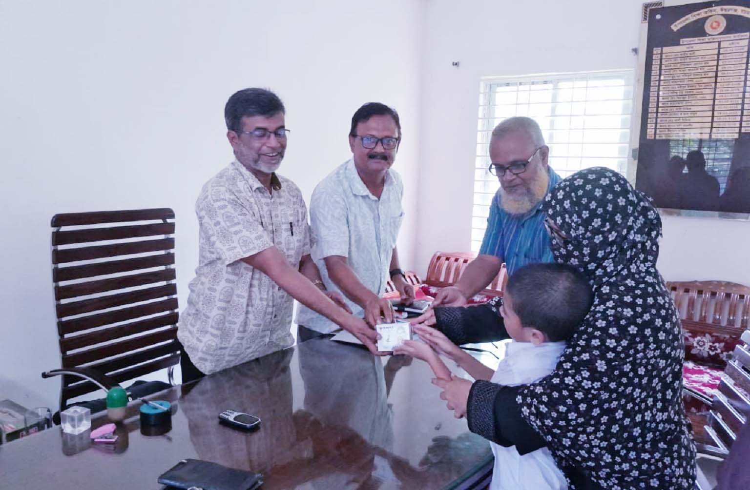ঈশ্বরগঞ্জে শ্রবণ উপকরণ বিতরণ