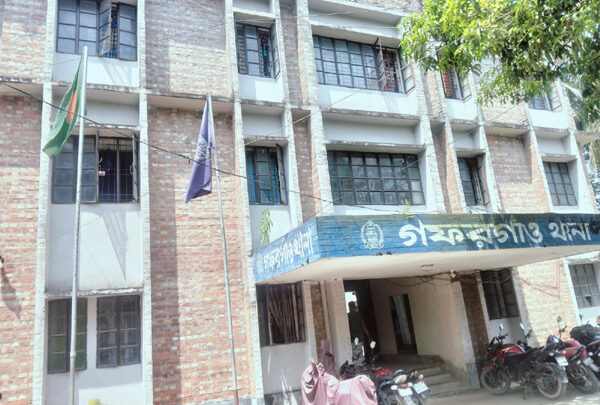 গফরগাঁওয়ে প্রবাসীর বাড়িতে ডাকাতি, জিম্মি করে ছেলের সামনে মাকে সংঘবদ্ধ ধর্ষণ