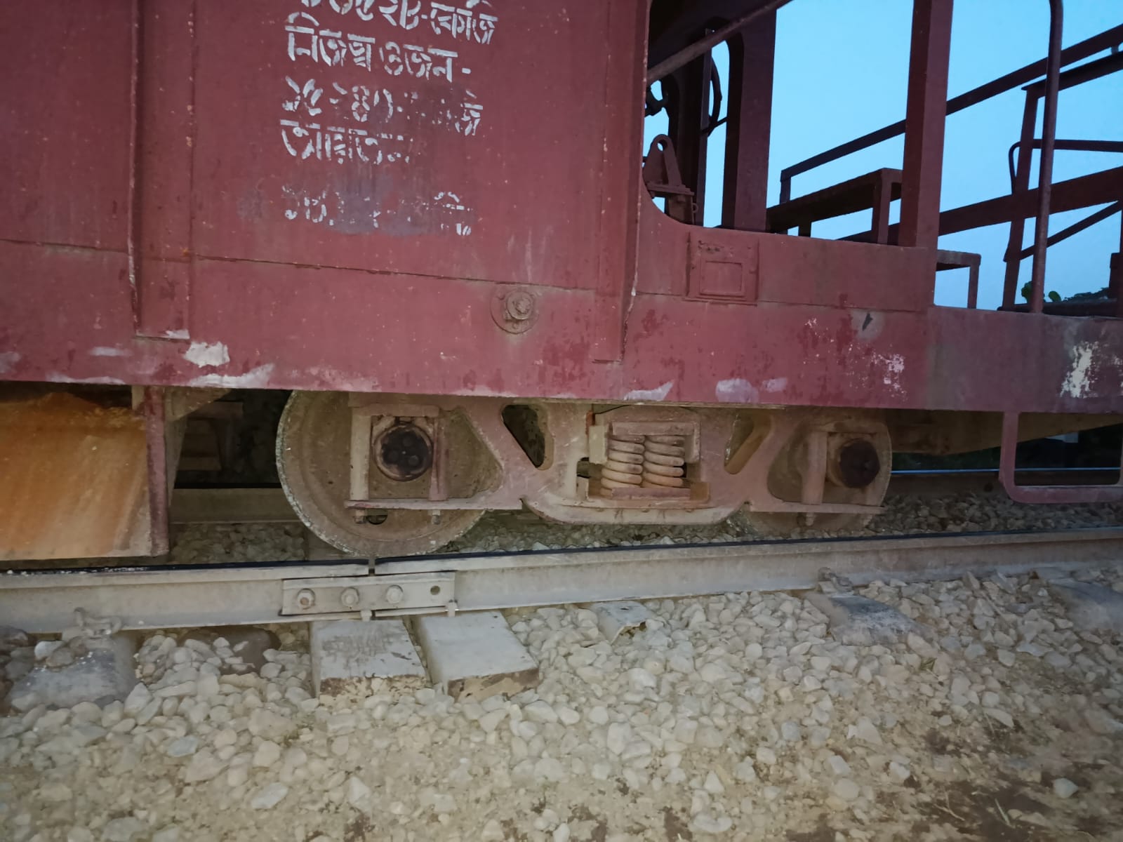 গফরগাঁওয়ে মালবাহী ট্রেনের বগি লাইনচ্যূত ঢাকা-ময়মনসিংহ রেলপথের ট্রেন চলাচল বন্ধ