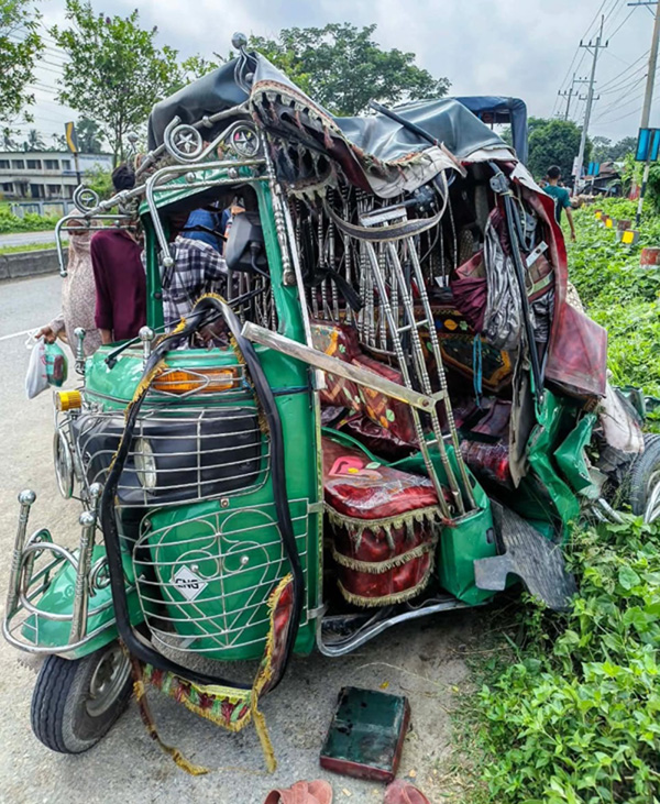 ময়মনসিংহের ত্রিশালে কাজির শিমলায় সড়ক দুর্ঘটনায় নিহত ২