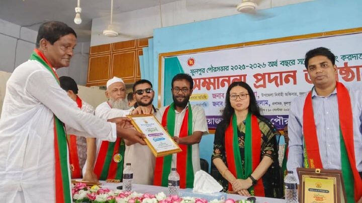 ফুলপুরে পৌরসভার সর্বোচ্চ করদাতাদের সম্মাননা প্রদান 