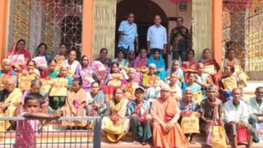 দুর্গাপুরে রামকৃষ্ণ আশ্রম কমিটির উদ্যোগে দু:স্থদের মাঝে বস্ত্র বিতরণ
