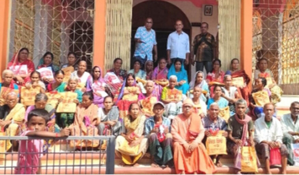 দুর্গাপুরে রামকৃষ্ণ আশ্রম কমিটির উদ্যোগে দু:স্থদের মাঝে বস্ত্র বিতরণ