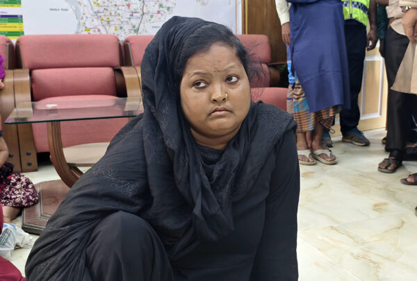 ফ্যামিলি কার্ডের জন্য ঘুষ নেয়া নারীকে পুলিশে সোর্পদ