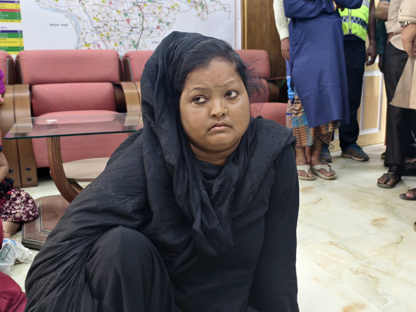 ফ্যামিলি কার্ডের জন্য ঘুষ নেয়া নারীকে পুলিশে সোর্পদ