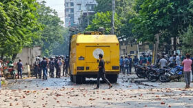 ঢাকা-ময়মনসিংহ মহাসড়কে উত্তরায় পোশাক শ্রমিকদের সঙ্গে সংঘর্ষ, ২০ পুলিশসহ আহত ৫০
