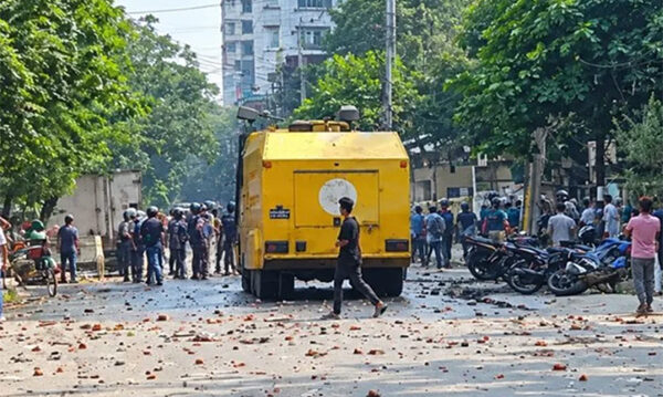 ঢাকা-ময়মনসিংহ মহাসড়কে উত্তরায় পোশাক শ্রমিকদের সঙ্গে সংঘর্ষ, ২০ পুলিশসহ আহত ৫০
